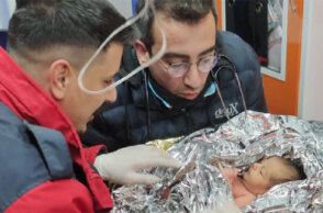 Μωρό 10 ημερών βγήκε ζωντανό από τα χαλάσματα έπειτα από 90 ώρες