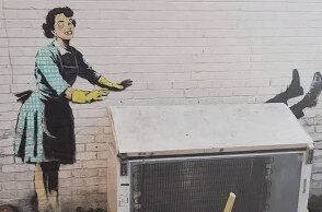 Η τοιχογραφία του Banksy για την ενδοοικογενειακή βία