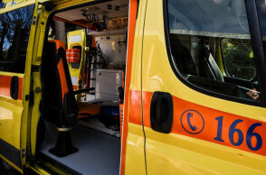 Ασθενοφόρο του ΕΚΑΒ έξω από νοσοκομείο