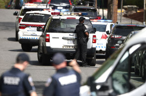 Αμερικανοί αστυνομικοί έχουν αποκλείσει περιοχή όπου σημειώνονται πυροβολισμοί