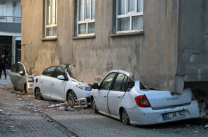 Κτήριο ανασηκώθηκε από τον σεισμό στην Τουρκία και προσγειώθηκε σε αυτοκίνητα