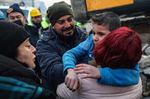 8χρονο παιδί βγαίνει ζωντανό από τα χαλάσματα πολυκατοικίας στην Τουρκία μετά τον σεισμό