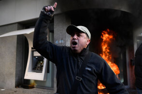 Εξαγριωμένος καταθέτης έξω από πυρπολημένη τράπεζα στη Βηρυτό