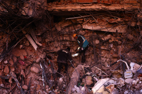 Διασώστες στα χαλάσματα