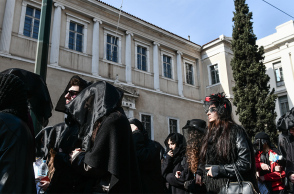 Καλλιτέχνες «κήδευσαν» τον Πολιτισμό έξω από το Συμβούλιο της Επικρατείας