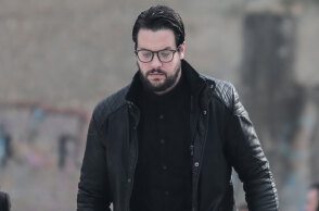 Ο Μάνος Δασκαλάκης προσέρχεται για να καταθέσει στη δίκη της Ρούλας Πισπιρίγκου για τα νεκρά παιδιά τους στην Πάτρα