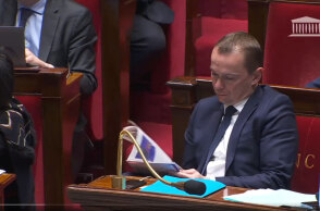 Ο υπουργός Εργασίας της Γαλλίας δέχτηκε σφοδρή κριτική, καθώς έλυνε σταυρόλεξο την ώρα της συζήτησης στη Βουλή για το συνταξιοδοτικό