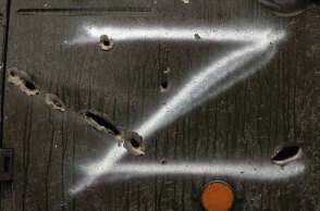 Το γράμμα «Z» στην πόρτα κατεστραμμένου ρωσικού στρατιωτικού οχήματος στην Ουκρανία