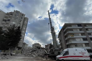 Μέρος του συγκροτήματος διαμερισμάτων «Ayşe Mehmet Polat» κατέρρευσε μετά τον σεισμό των 7,8 Ρίχτερ στην Τουρκία