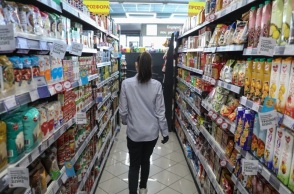 Γυναίκα σε διάδρομο προϊόντων σούπερ μάρκετ