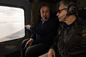 Ο Άντονι Μπλίνκεν με τον Μεβλούτ Τσαβούσογλου πετούν με ελικόπτερο πάνω από τις περιοχές που κατέκτησε ο σεισμός