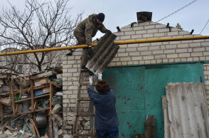 Κάτοικοι στη Χερσώνα της Ουκρανίας προσπαθούν να σώσουν ό,τι σώζεται σε σπίτι μετά τον ρωσικό βομβαρδισμό
