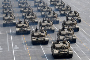 Κινεζικά τανκς σε στρατιωτική παρέλαση στο Πεκίνο