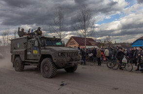 Ουκρανοί στρατιώτες κατευθύνονται στην πρώτη γραμμή του μετώπου υπό τις επευφημίες πολιτών