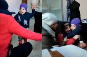 Πατέρας αγκαλιάζει ξανά την κόρη του μετά τον σεισμό στην Τουρκία