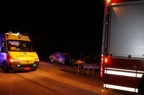 Ασθενοφόρο του ΕΚΑΒ και πυροσβεστικό όχημα στο σημείο όπου σημειώθηκε το τροχαίο δυστύχημα