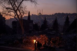 Γύρω από τη φωτιά στο Καχραμανμαρας@Konstantinos Tsakalidis / SOOC