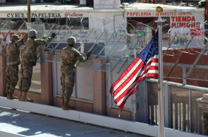 Αμερικανοί στρατιώτες στην Αριζόνα των ΗΠΑ τοποθετούν συρματόπλεγμα σε συνοριακό πέρασμα με το Μεξικό