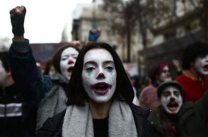 Στιγμιότυπο από τη διαμαρτυρία καλλιτεχνών στο κέντρο της Αθήνας