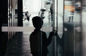 Παιδί σε σκοτεινό διάδρομο φαίνεται να φοβάται να βγει στο φως - Εικόνα που παραπέμπει σε κακοποίηση και bullying