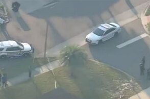 Δυνάμεις της αστυνομίας στο σημείο όπου σημειώθηκε η επίθεση ενόπλου στη Φλόριντα