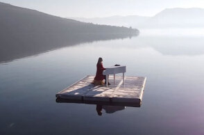 Η πιανίστα Έλενα Ξυδιά έπαιξε πιάνο στη μέση της λίμνης της Καστοριάς