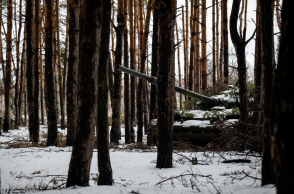H ουκρανική 95η Αερομεταφερόμενη Ταξιαρχία αναπτύσσεται σε θέση αναμονής, κρυμμένη σε ένα χιονισμένο δάσος στο Ντόνετσκ του Ντονμπάς @Scott Peterson/Getty Images