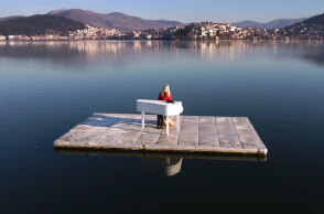 Η «ιπτάμενη» πιανίστρια Έλενα Ξυδιά παίζει πιάνο στη μέση της λίμνης στην Καστοριά