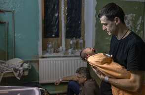 Πατέρας στο Χάρκοβο της Ουκρανίας κρατά στα χέρια το νεογέννητο παιδί του