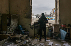 Ουκρανός στρατιώτης μέσα σε βομβαρδισμένο κτίριο στο Χάρκοβο