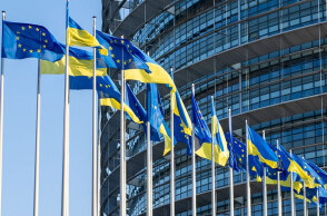 Σημαίες της Ουκρανίας και της Ευρωπαϊκής Ένωσης κυματίζουν στις Βρυξέλλες