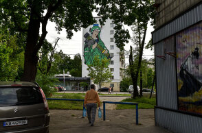 Mural στο Κίεβο δείχνει την Παναγία να κρατά ένα αντιαρματικό javelin