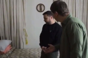 Ο Βολοντίμιρ Ζελένσκι στο δωμάτιο που χρησιμοποιεί μετά τη ρωσική εισβολή στην Ουκρανία