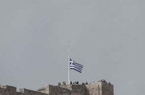 Η σημαία στην Ακρόπολη κυματίζει μεσίστια μετά τη φονική σύγκρουση τρένων στα Τέμπη