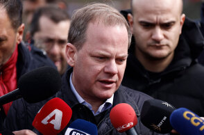 Ο Κώστας Καραμανλής στον τόπο της σιδηροδρομικής τραγωδίας στα Τέμπη