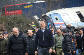 Στον τόπο του δυστυχήματος στα Τέμπη ο Κυριάκος Μητσοτάκης