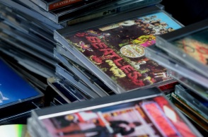 Σαν σήμερα 2 Μαρτίου 1983: Τα πρώτα compact disc κυκλοφορούν στις ΗΠΑ και τις διεθνείς αγορές, ένα χρόνο μετά το λανσάρισμά τους στην Ιαπωνία.