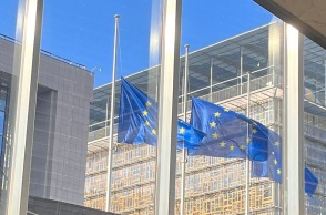 Τέμπη - Σύγκρουση τρένων: Μεσίστιες οι σημαίες στα κτίρια της Κομισιόν