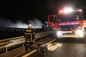 Πυροσβέστης στο σημείο που συγκρούστηκαν τα τρένα στα Τέμπη
