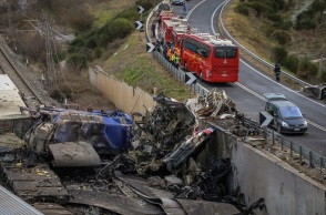 Σύγκρουση τρένων στα Τέμπη: «Βρήκαμε στα χωράφια 4 - 5 ανθρώπους που δεν ήταν στη ζωή», λέει διασώστης