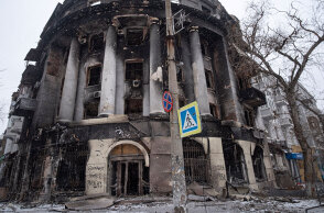 Βομβαρδισμένο κτίριο στην πόλη Μπαχμούτ της Ουκρανίας