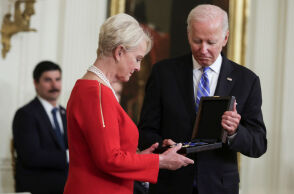 Σε ό,τι αφορά την προσωπική του σχέση με τον Αμερικανό Πρόεδρο, μια από τις τελευταίες επιθυμίες του Μακέιν, πριν πεθάνει, δεν θα μπορούσε να είναι σαφέστερη: ζήτησε ο ένοικος του Λευκού Οίκου να μην παρευρεθεί στην κηδεία του.