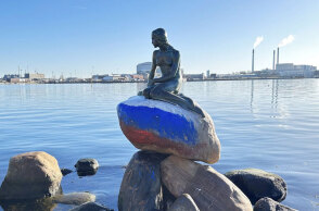 Η Μικρή Γοργόνα στην Κοπεγχάγη με τη ρωσική σημαία ζωγραφισμένη στην πέτρινη βάση της