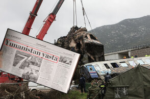 Γερανός απομακρύνει κομμάτι από διαλυμένο βαγόνι στα Τέμπη μετά τη φονική σύγκρουση τρένων