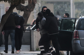 Συλληφθέντες για την υπόθεση βιασμού της 12χρονης στον Κολωνό μεταφέρονται στην ανακρίτρια