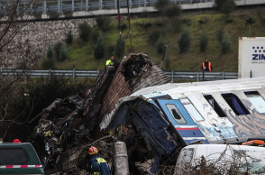 Διασώστες επιχειρούν στον τόπο του δυστυχήματος στα Τέμπη