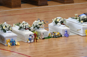 Παιχνίδια δίπλα σε λευκά φέρετρα με τις σορούς των παιδιών από το πολύνεκρο ναυάγιο στην Ιταλία