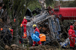 Διασώστες επιχειρούν στον τόπο του δυστυχήματος στα Τέμπη