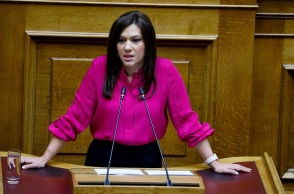 Τέμπη: Η βουλευτής της ΝΔ Στέλλα Μπίζιου καταγγέλλει ότι «επιχειρούν να την συνδέσουν με τον σταθμάρχη»