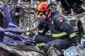 Άνδρας της ΕΜΑΚ στα Τέμπη μετά τη σύγκρουση τρένων